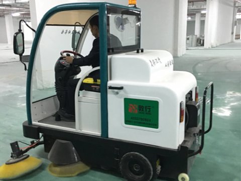 山東聊城學(xué)校DX1800駕駛式掃地車(chē)交機(jī)現(xiàn)場(chǎng)